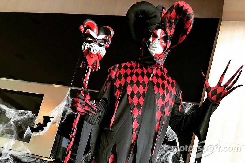 Piloto de Ferrari se disfraza para Halloween