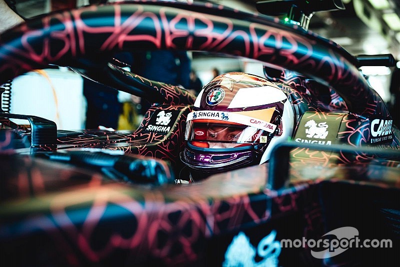 Räikkönen új sisakja az „álcázott” Alfa Romeo volánja mögött
