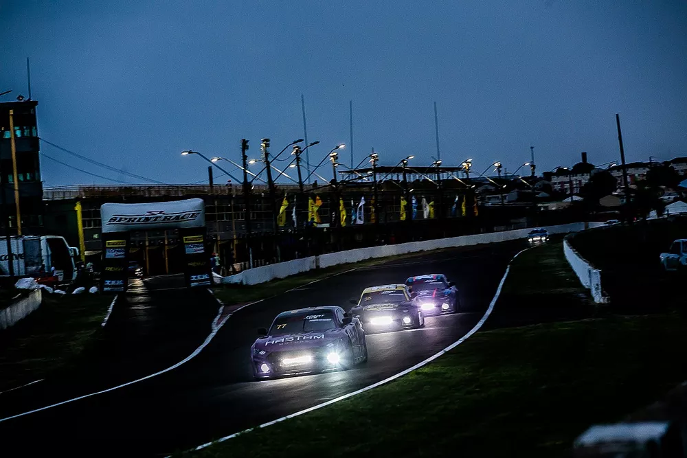 A corrida noturna tradicionalmente acontece no aut&oacute;dromo londrinense
