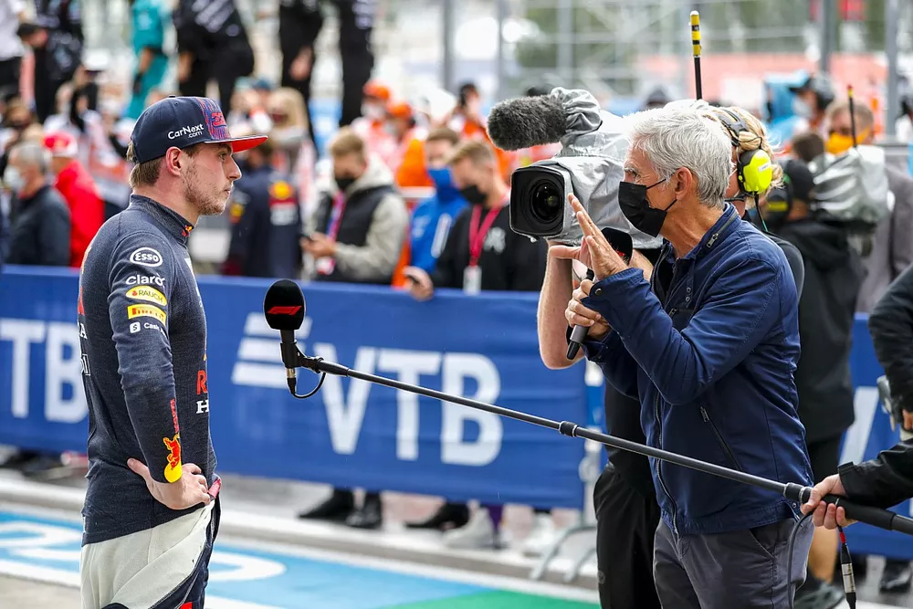 Le deuxi&egrave;me Max Verstappen, Red Bull Racing, est interview&eacute; apr&egrave;s la course par Damon Hill