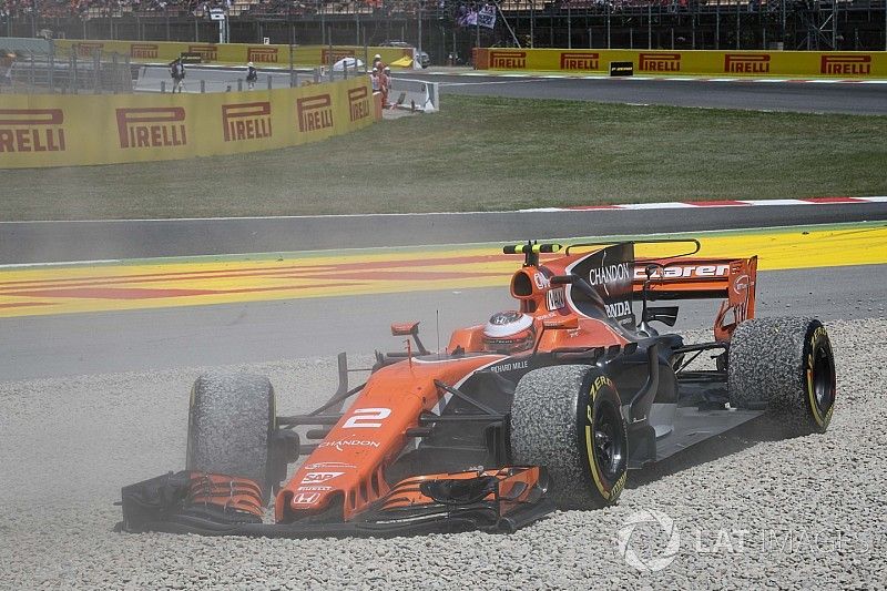 Race retiree Stoffel Vandoorne, McLaren MCL32 after crashes out of the race