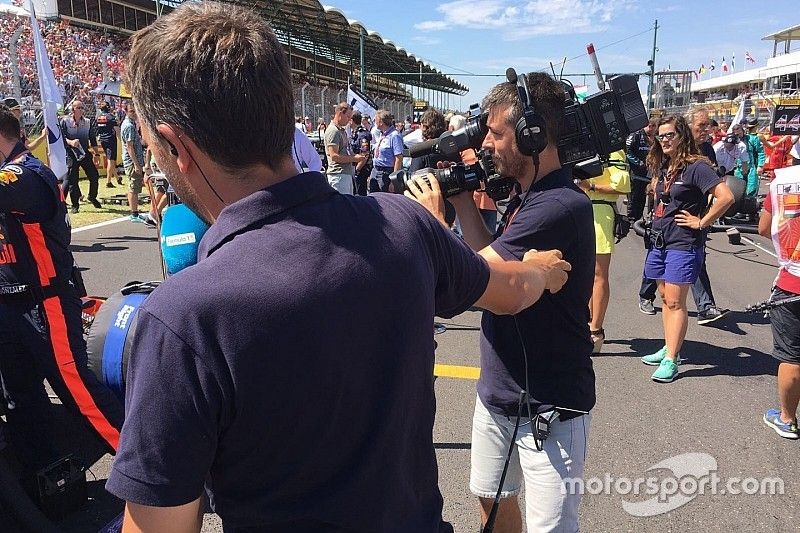 Iker Viana, c&aacute;mara de televisi&oacute;n de Movistar + F1, y Albert F&aacute;brega, analista y colaborador de Motorsport.com