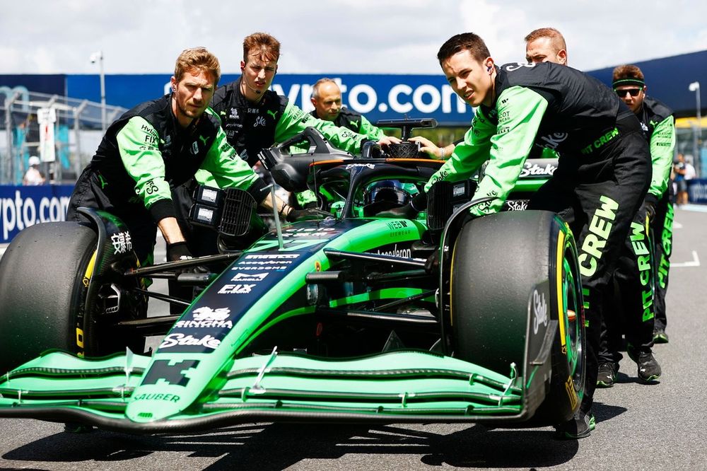 Mechanics of Stake F1 Team Kick Sauber push the car of Valtteri Bottas, Stake F1 Team Kick Sauber C44 to its grid slot