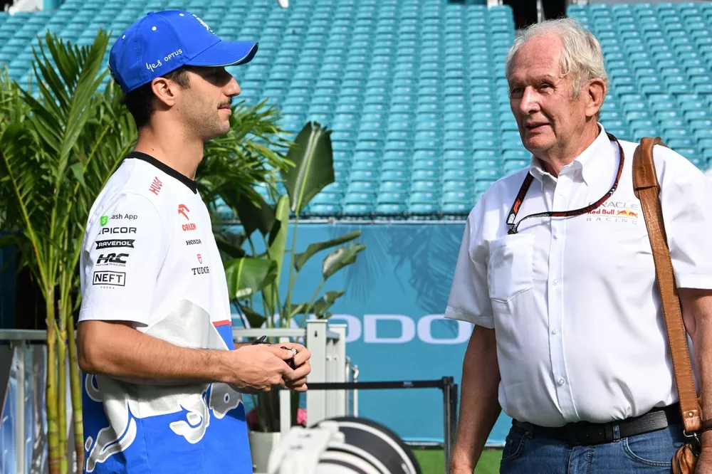 Daniel Ricciardo, Visa Cash App RB F1 Team, con Helmut Marko, Consultor, Red Bull Racing 