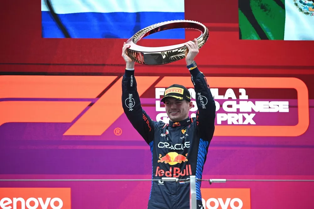 Max Verstappen, Red Bull Racing, 1e positie, tilt de winnaarstrofee op
