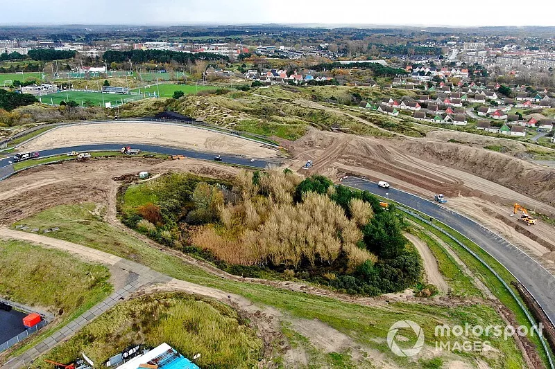 Trabajos de construcci&oacute;n en el aut&oacute;dromo de Zandvoort para el Gran Premio de Holanda
