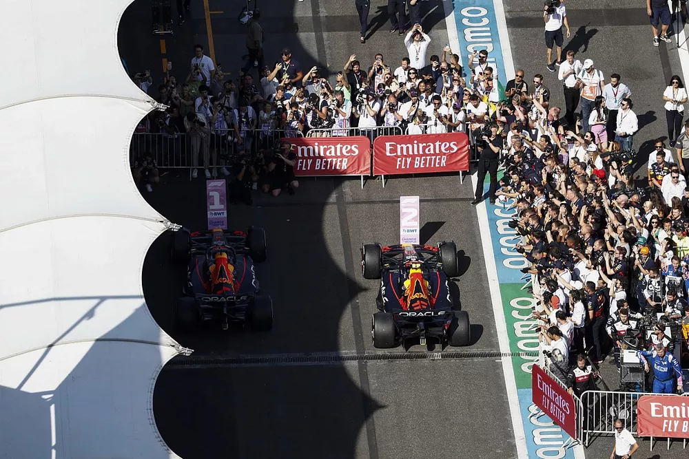 Max Verstappen, Red Bull Racing RB18, 1st position, Sebastian Vettel, Aston Martin AMR22, 2nd position, arrive in Parc Ferme
