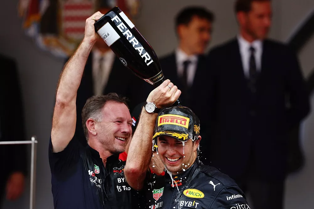 Le vainqueur Sergio Perez, Red Bull Racing, Christian Horner, team principal, Red Bull Racing sur le podium