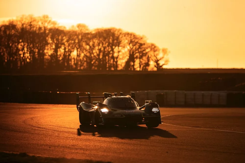 Aston Martin Valkyrie LMH, test a Silverstone