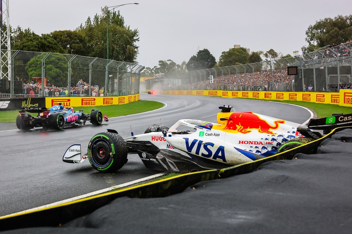 F1 12年 バトン(オーストラリア優勝)ピック、M.ウェバー F1 12年 バトン(オーストラリア優勝)ピック、M.ウェバー - メルカリ