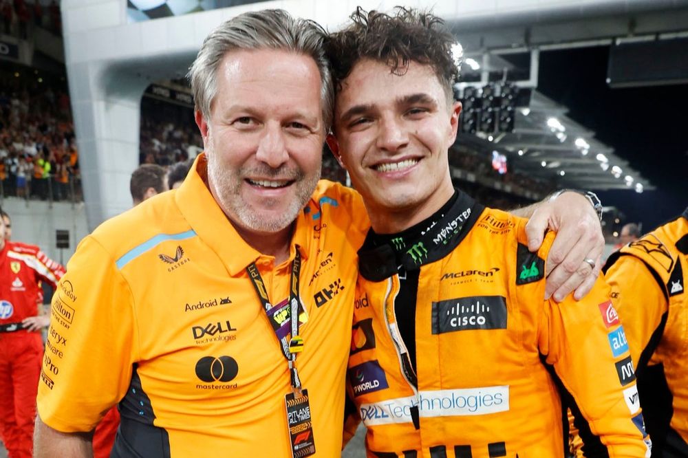 Lando Norris, Equipe McLaren F1, 1ª posição, Zak Brown, CEO, McLaren Racing, comemoram após a corrida