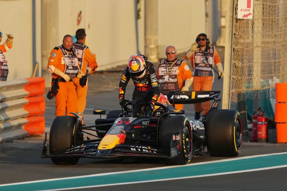 Sergio Perez, Red Bull Racing RB20, parks his car near marshals and retires from the race