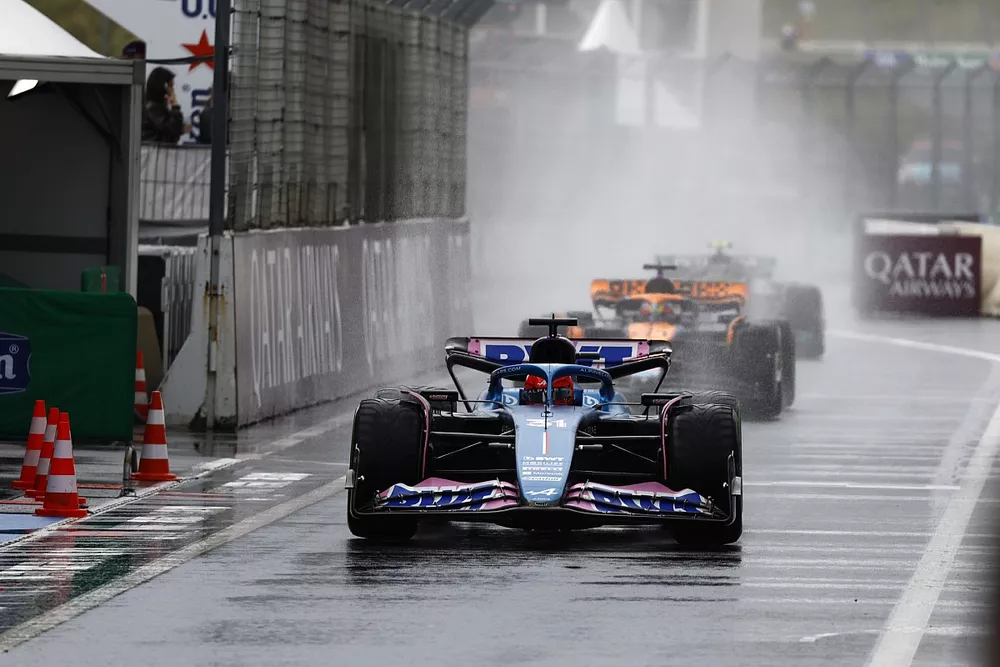 Esteban Ocon, Alpine A523, Oscar Piastri, McLaren MCL60