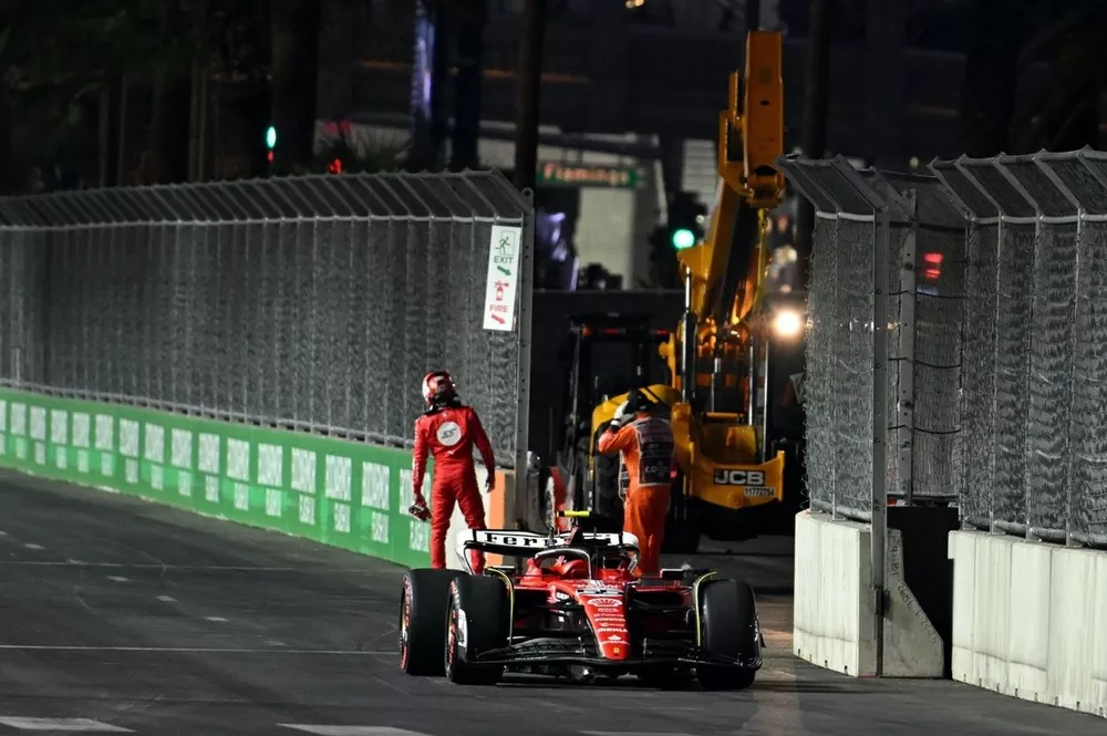 Carlos Sainz, Ferrari SF-23, arr&ecirc;t&eacute; sur la piste apr&egrave;s un contact avec un plaque d'&eacute;gout