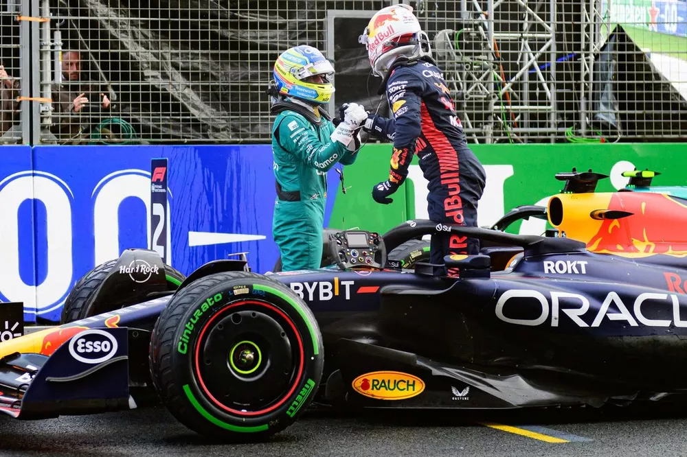 Fernando Alonso, Aston Martin F1 Team, félicite Max Verstappen, Red Bull Racing RB19