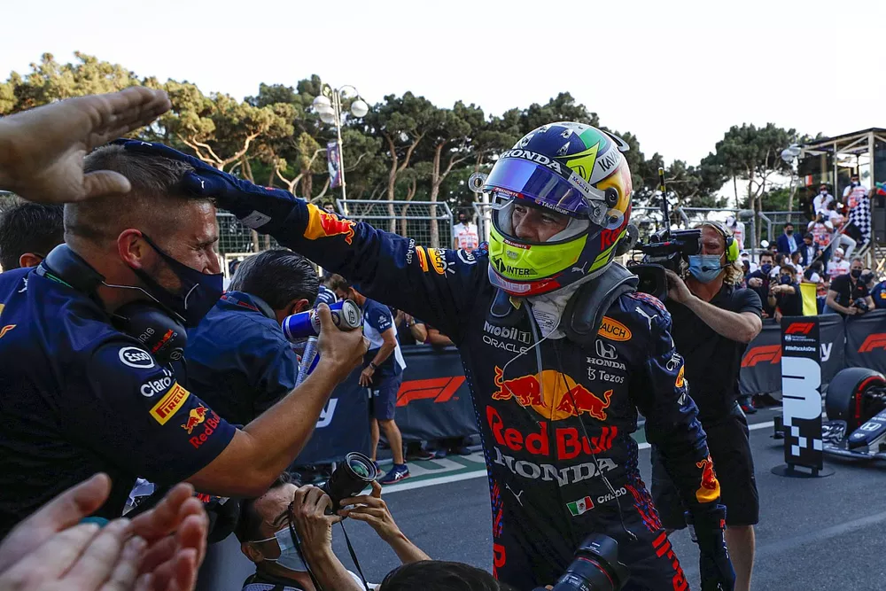 Ganador Sergio P&eacute;rez, Red Bull Racing, celebra en Parc Ferme