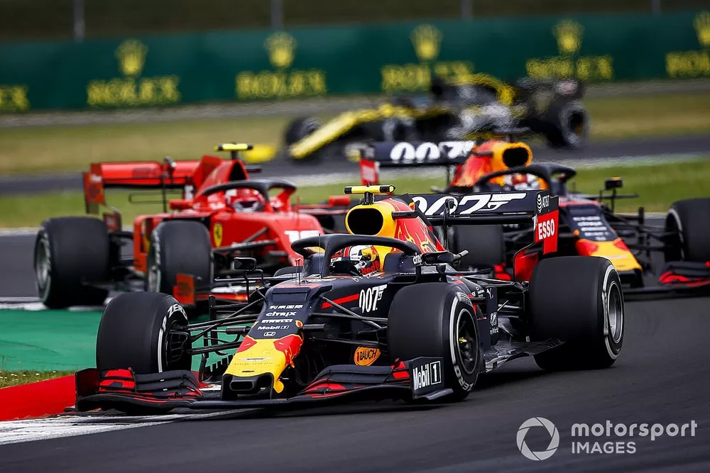 Pierre Gasly, Red Bull Racing RB15, devant Max Verstappen, Red Bull Racing RB15, et Charles Leclerc, Ferrari SF90