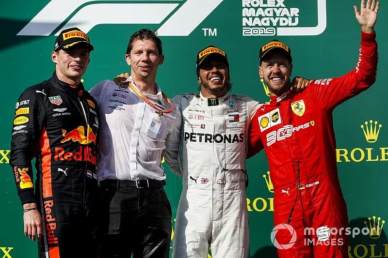 Il secondo classificato Max Verstappen, Red Bull Racing, Matt Deane, Chief Mechanic, Mercedes AMG, Lewis Hamilton, Mercedes AMG F1, il primo classificato e Sebastian Vettel, Ferrari, il terzo classificato sul podio
