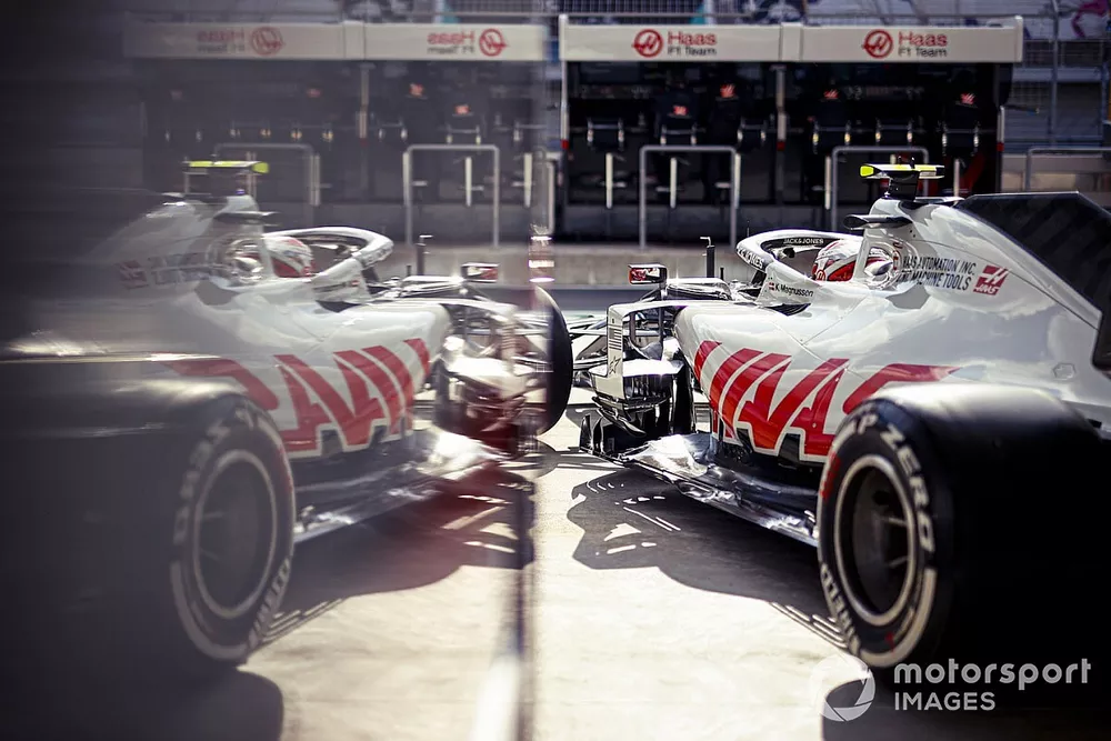Kevin Magnussen, Haas VF-20, sort de son garage
