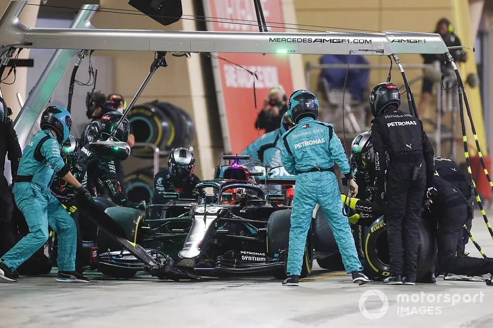 George Russell, Mercedes F1 W11, makes a pit stop