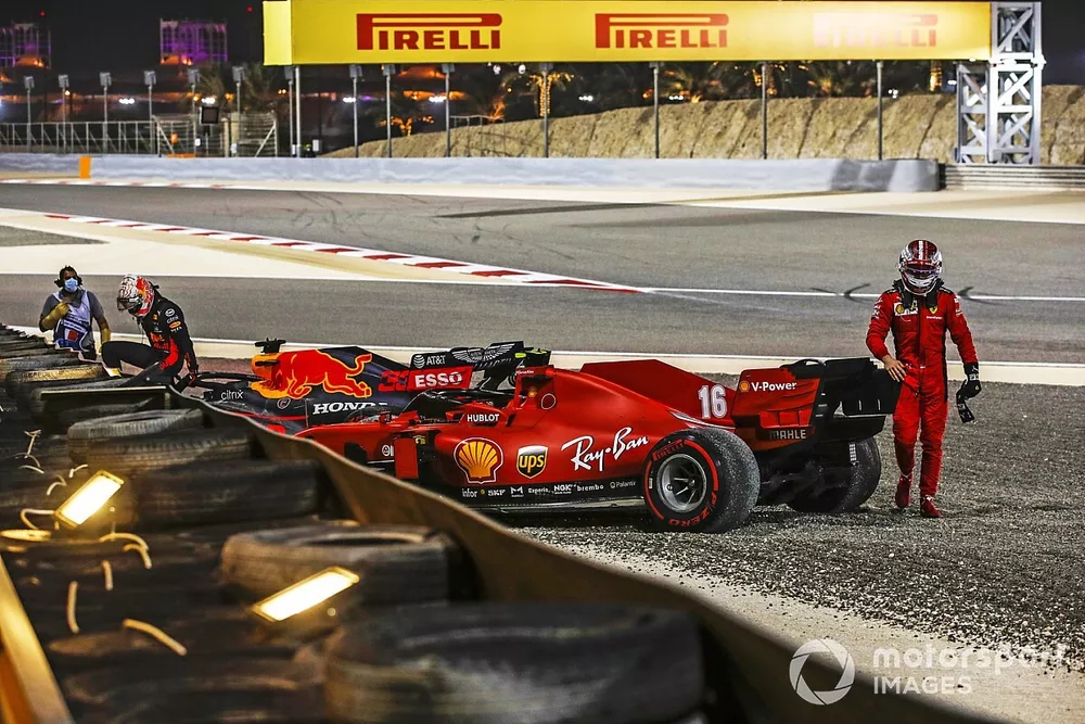 Charles Leclerc, Ferrari, se aleja despu&eacute;s de retirarse y detr&aacute;s Max Verstappen, de Red Bull Racing