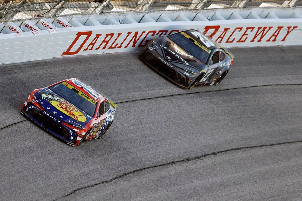 Chase Briscoe, Joe Gibbs Racing Toyota, Bubba Wallace, 23XI Racing Toyota