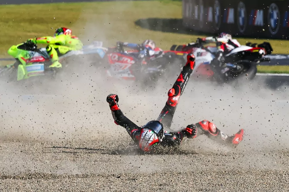 La chute de Marco Bezzecchi, Aprilia Racing