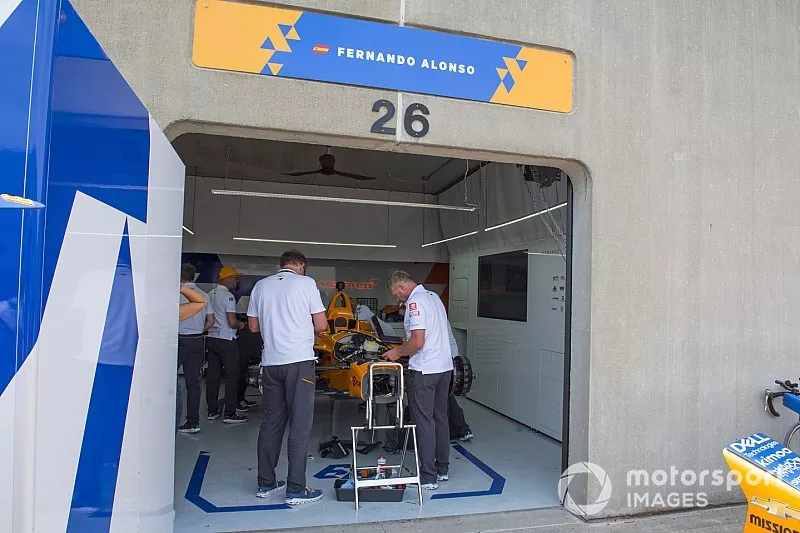 L'équipe de Fernando Alonso, McLaren Racing Chevrolet, prépare le mulet