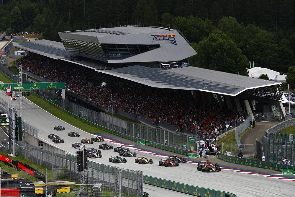Max Verstappen, Red Bull Racing RB19, Charles Leclerc, Ferrari SF-23, Carlos Sainz, Ferrari SF-23, Lando Norris, McLaren MCL60, Lewis Hamilton, Mercedes F1 W14, the rest of the field at the start