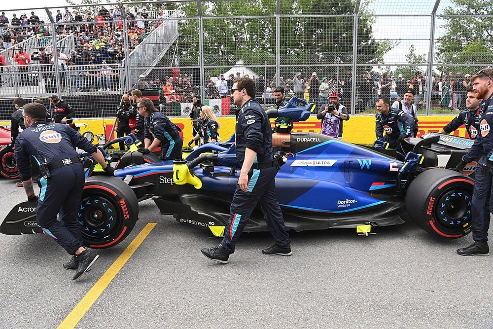 Logan Sargeant, Williams FW45, arrives on the grid