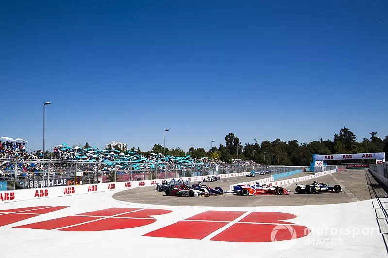 S&eacute;bastien Buemi, Nissan e.Dam, Nissan IMO1 Pascal Wehrlein, Mahindra Racing, M5 Electro as Sam Bird, Envision Virgin Racing, Audi e-tron FE05 makes a move on the inside of Daniel Abt, Audi Sport ABT Schaeffler, Audi e-tron FE05 