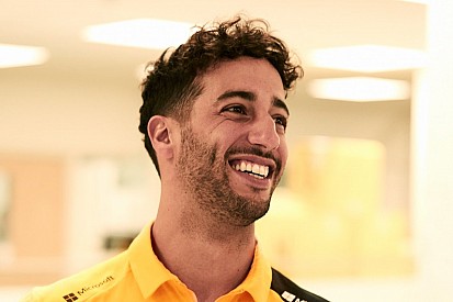 Ricciardo aparece pela primeira vez com uniforme da Renault