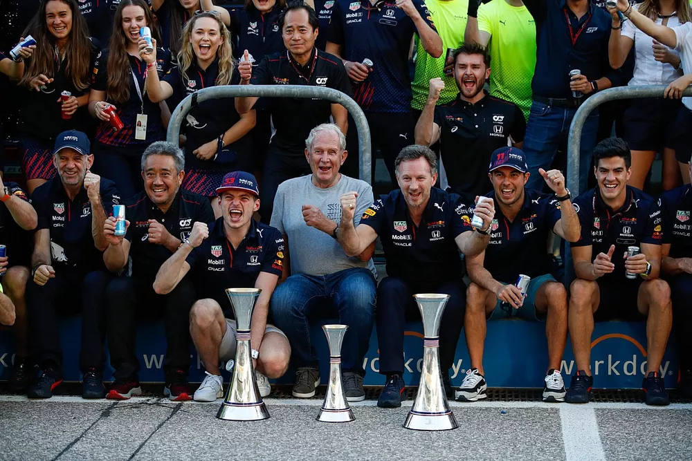 Adrian Newey, Chief Technical Officer, Red Bull Racing, Masashi Yamamoto, General Manager, Honda Motorsport, Helmut Marko, Consultant, Red Bull Racing, Christian Horner, Team Principal, Red Bull Racing, Max Verstappen, Red Bull Racing and Sergio Perez, Re