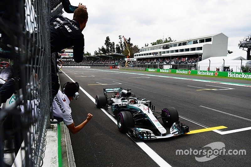 Campeón del mundo 2018 Lewis Hamilton, Mercedes AMG F1 cruza la meta