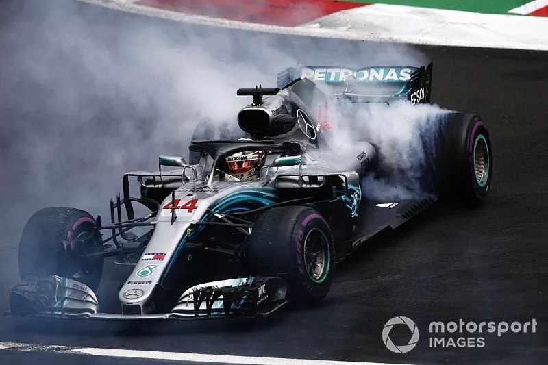Lewis Hamilton, Mercedes AMG F1 W09 doet een donut