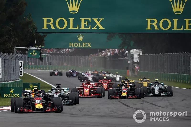 Max Verstappen, Red Bull Racing RB14 leads Lewis Hamilton, Mercedes AMG F1 W09 EQ Power+ and Daniel Ricciardo, Red Bull Racing RB14 at the start of the race 
