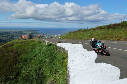 Brad Pitt, estar&aacute; entre los productores de la docuserie del TT Isla de Man