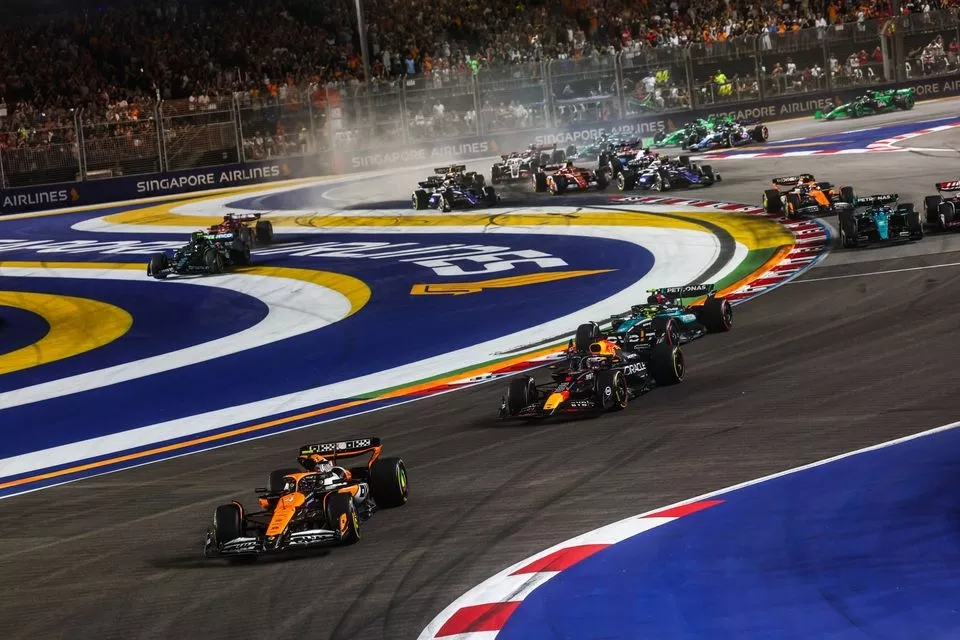 Lando Norris, McLaren MCL38, Sergio Perez, Red Bull Racing RB20, Lewis Hamilton, Mercedes F1 W15, George Russell, Mercedes F1 W15, de rest van het veld terwijl Fernando Alonso, Aston Martin AMR24, afsnijdt in de openingsronde.