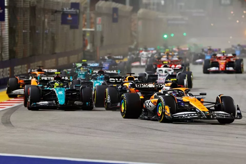 Lando Norris, McLaren MCL38, Max Verstappen, Red Bull Racing RB20, Lewis Hamilton, Mercedes F1 W15, George Russell, Mercedes F1 W15