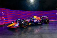 Red Bull cambia la decoraci&oacute;n del coche de P&eacute;rez y Verstappen para Gran Breta&ntilde;a