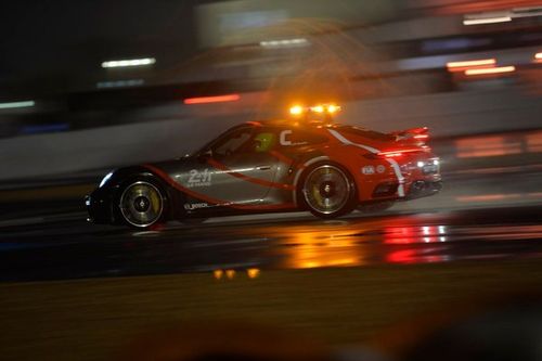 24H Le Mans, 15H: La lluvia obliga a horas detr&aacute;s del coche de seguridad