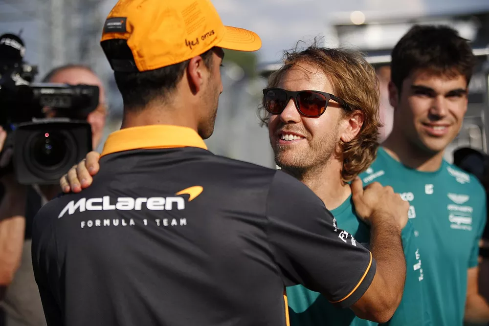 Daniel Ricciardo, McLaren, abraza a Sebastian Vettel, Aston Martin 