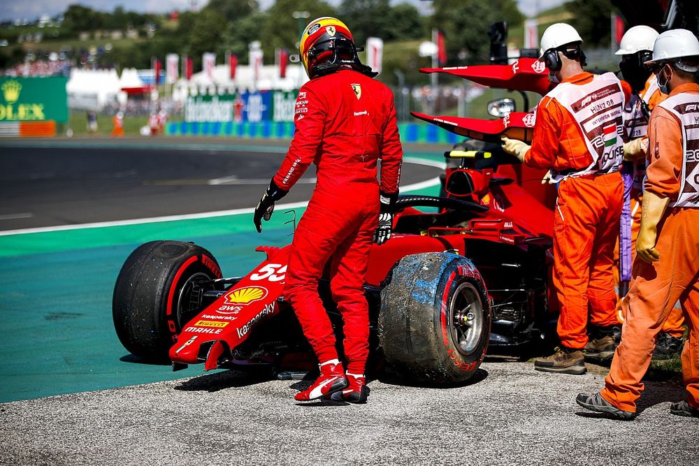 Carlos Sainz Jr., Ferrari SF21 crashes in qualifying