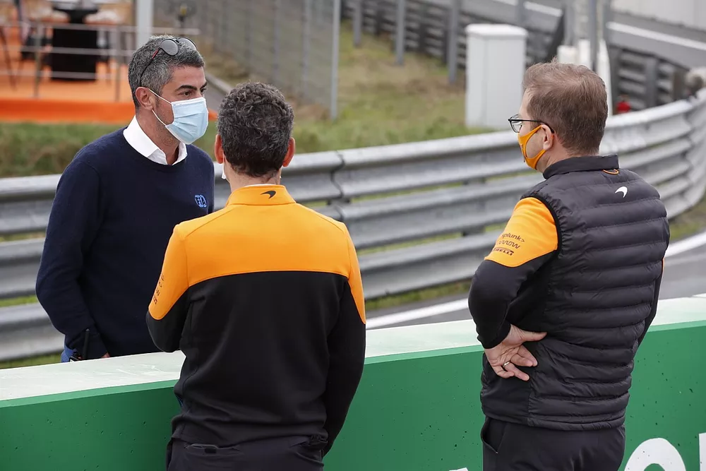 Andreas Seidl Team Principal, McLaren F1 con el director de carera de la F1, Michael Masi