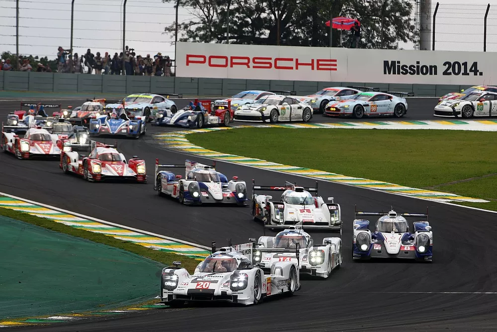 Le d&eacute;part du WEC &agrave; Interlagos en 2014, avec la Porsche 919 Hybrid de Timo Bernhard, Mark Webber et Brendon Hartley en t&ecirc;te