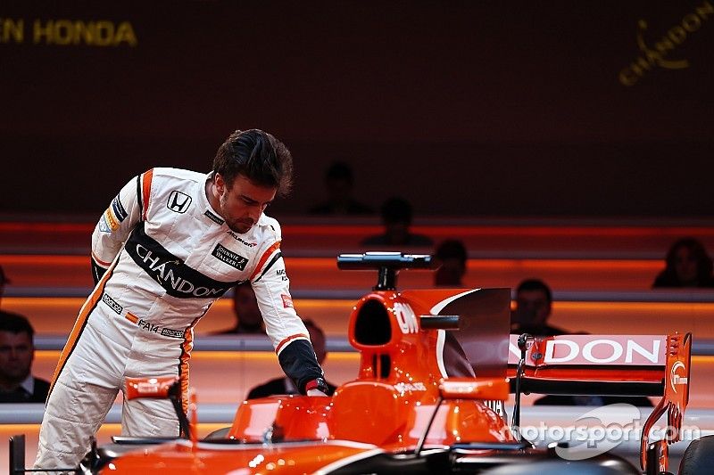 Fernando Alonso, McLaren, inspecciona la cabina del MCL32