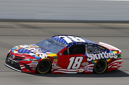 Kyle Busch resiste a un contatto con Larson e trionfa anche al Chicagoland