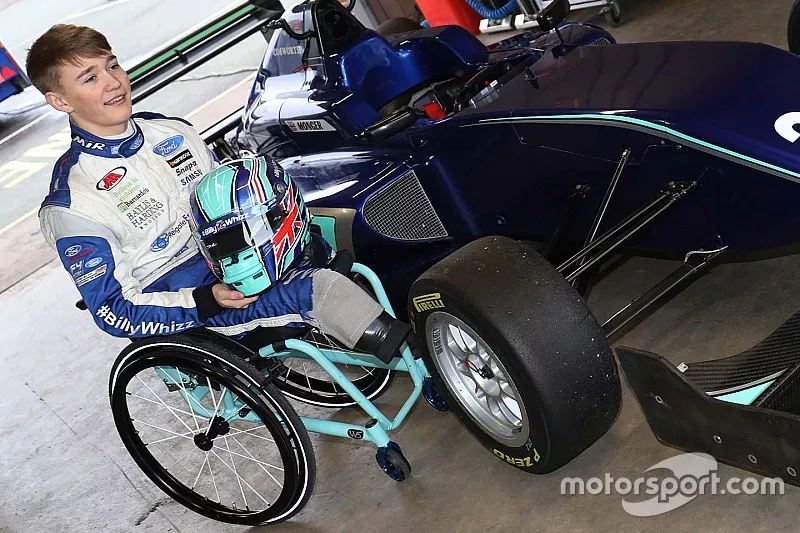 Billy Monger maakt zijn comeback door met Carlin een MVS Formule 3-bolide te testen
