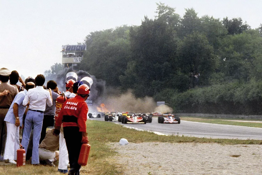 L'accident au d&eacute;part qui a co&ucirc;t&eacute; la vie &agrave; Ronnie Peterson, Lotus 78-Ford