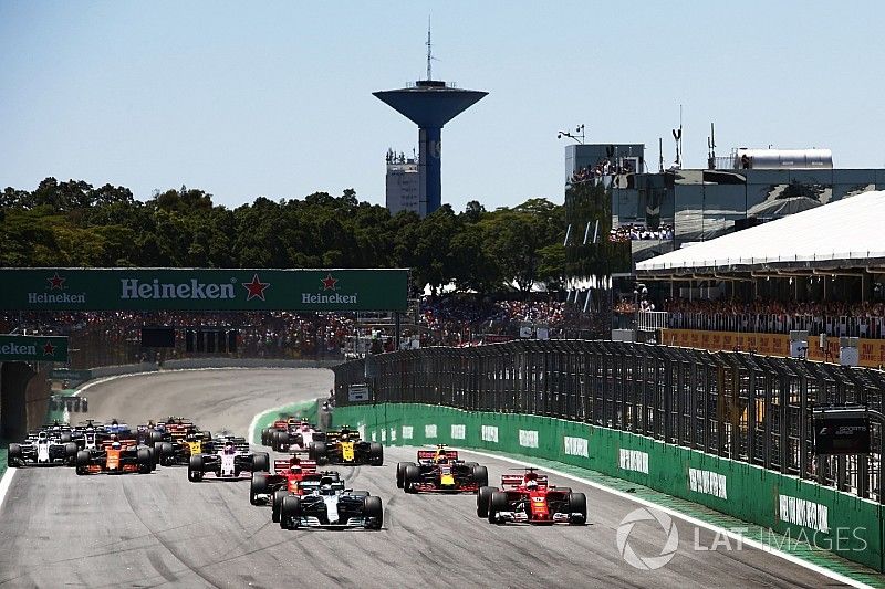 Valtteri Bottas, Mercedes AMG F1 W08, Sebastian Vettel, Ferrari SF70H, Kimi Raikkonen, Ferrari SF70H, Max Verstappen, Red Bull Racing RB13, Sergio Perez, Sahara Force India F1 VJM10, en la arrancada